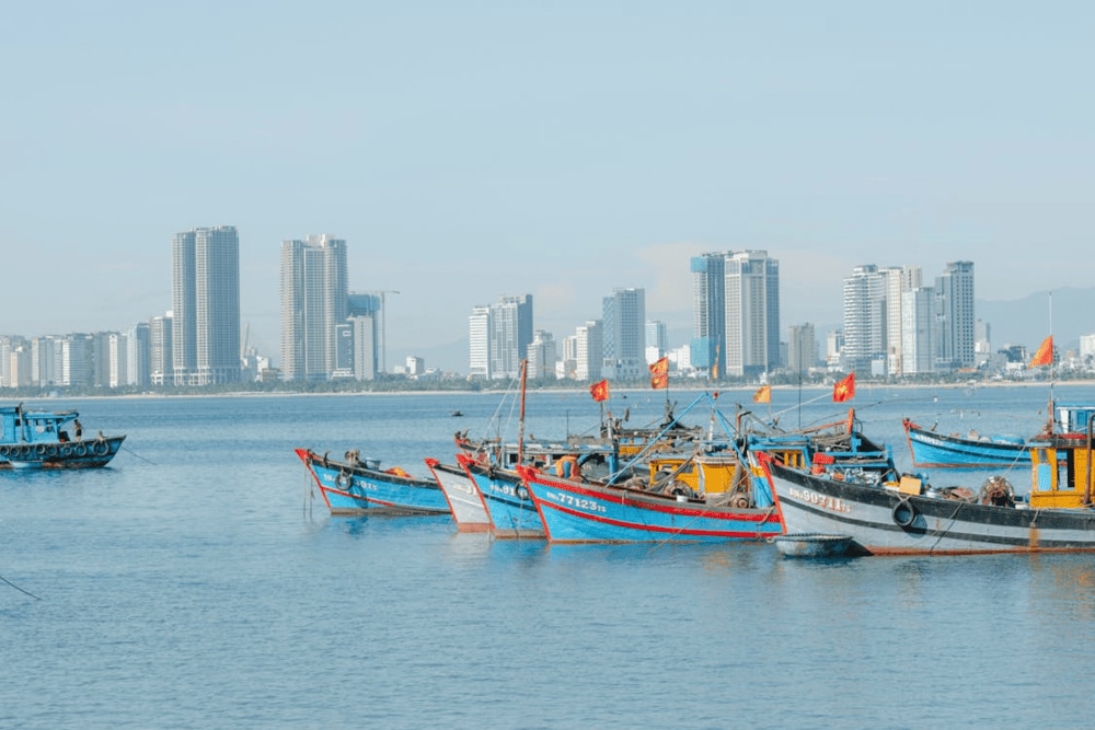 Da Nang City is one of the clearest coastal areas in Vietnam, making it perfect for diving and swimming in October when rainfall is low (Source: Pexels)