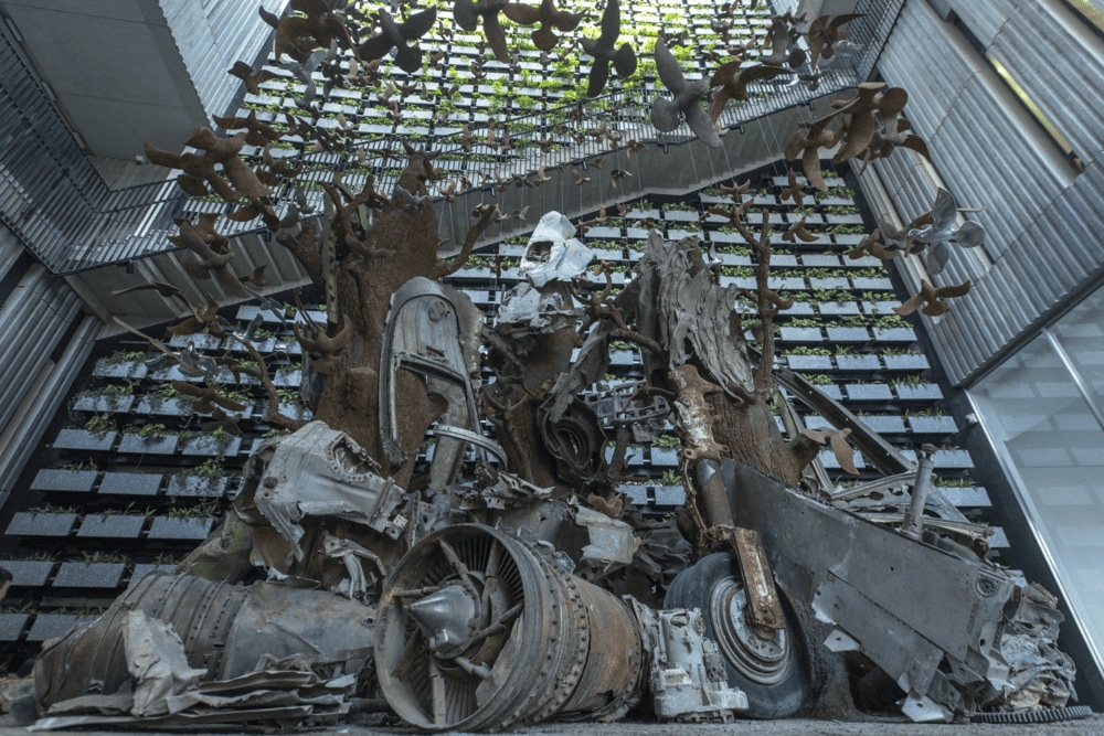 A unique symbol of peace is placed in the spaces on both sides of the building  (Source: Thanh Niên)