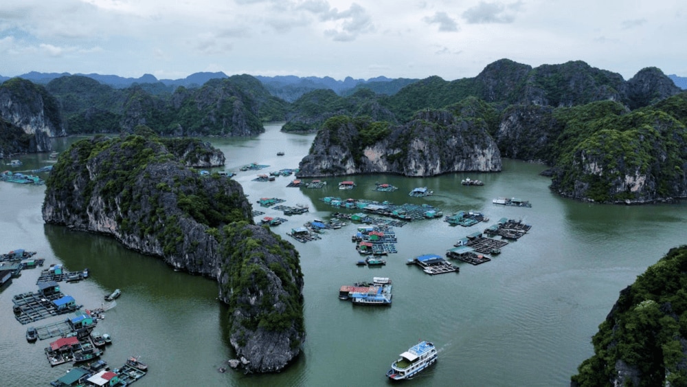 Lan Ha Bay in Cat Ba Island is a captivating blend of lush mountains, turquoise waters, and untouched biodiversity (Source: Pexels)
