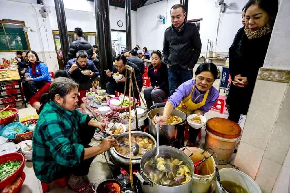 Vietnamese usually have breakfast at an early hours