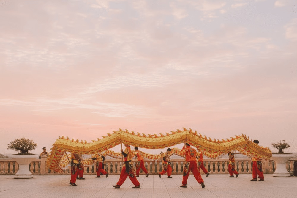 It takes at least 6 men, and sometimes up to 20, to control a dragon and visualize its movement and spirit