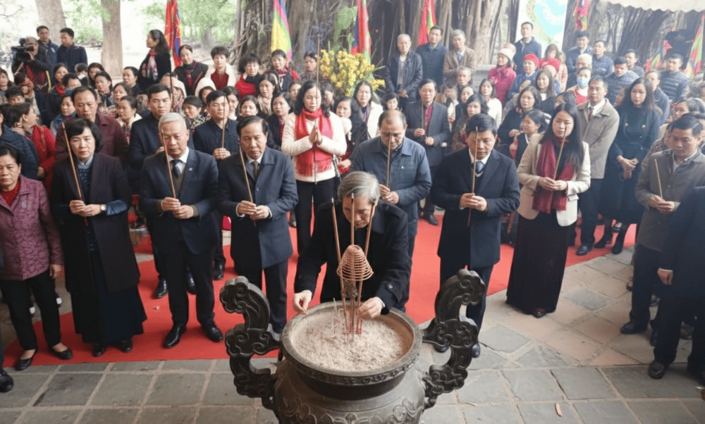 Devotees offer incense at Voi Phuc Temple during the traditional festival
