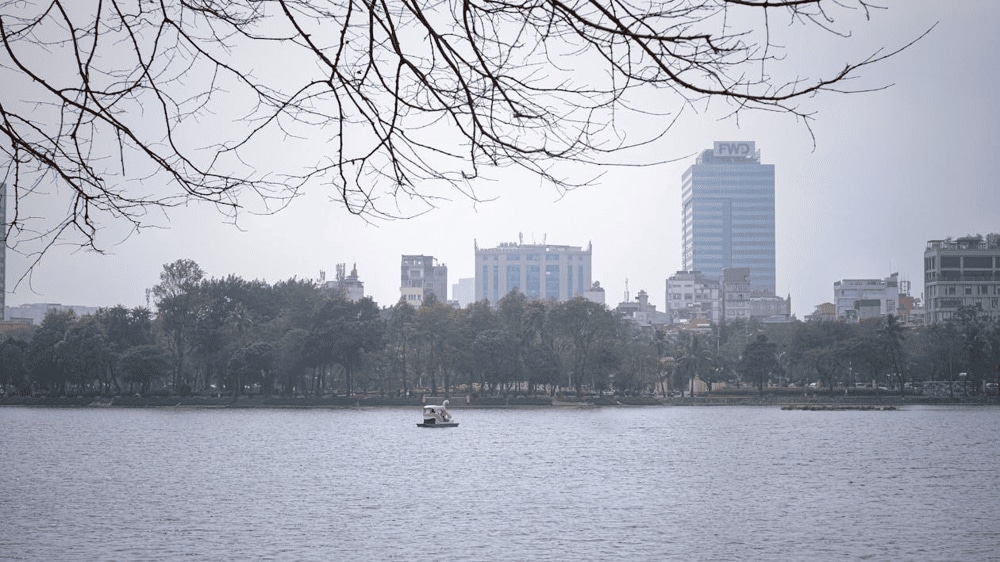 In December, Hanoi has relatively high humidity and often experiences fog at night and in the early morning (Source: Pexels)