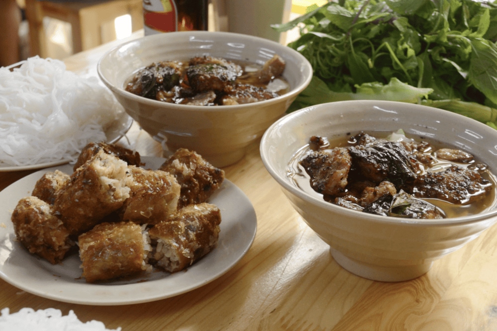 Bun Cha satisfies food lovers with its flavorful grilled pork, rice noodles, and fresh herbs (Source: Canva)