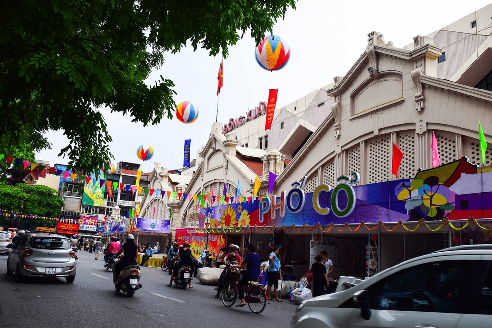Dong Xuan Market bustles with stalls selling clothes, food, and souvenirs in Hanoi’s largest indoor market (Source: Canva)