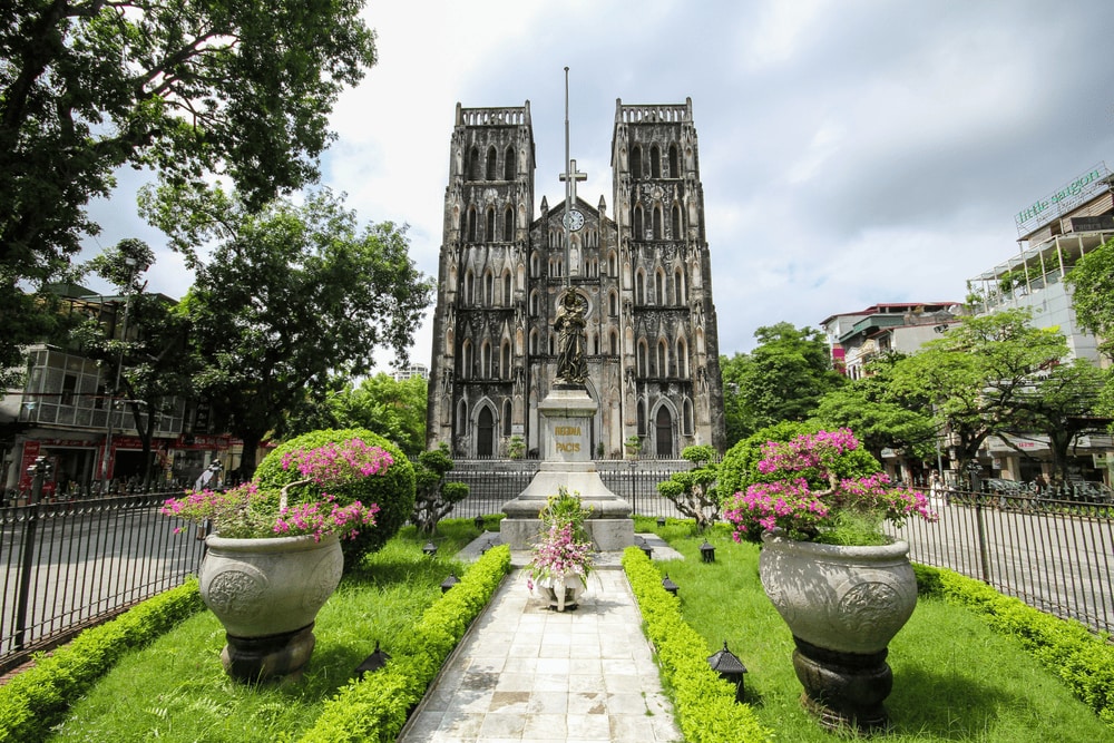 St. Joseph’s Cathedral impresses with its neo-Gothic architecture and peaceful atmosphere in the Old Quarter (Source: Canva)