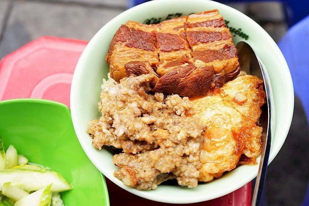 Xoi is eaten with various toppings, from sweet to savoury