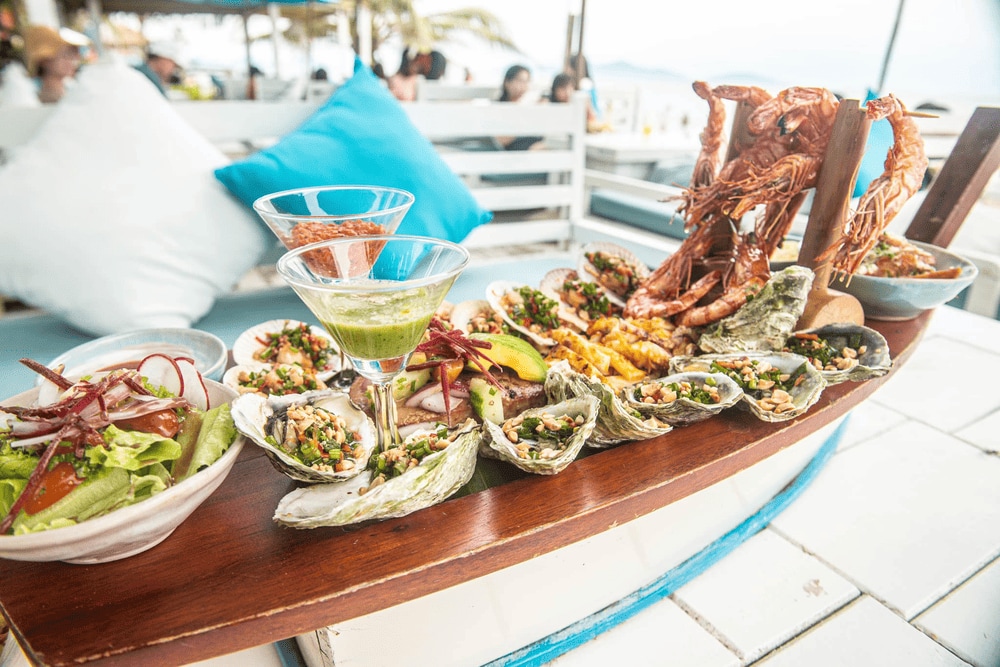 Savoring a peaceful meal with the sound of waves in the background (Source: The DeckHouse An Bang Beach)