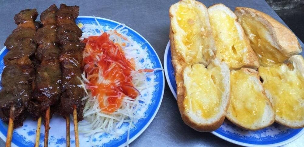 Bánh mì phủ bơ ăn kèm bò nướng sốt đậm đà (Nguồn: Internet)