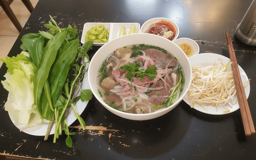 Bát phở nóng hổi đậm đà vị thịt bò