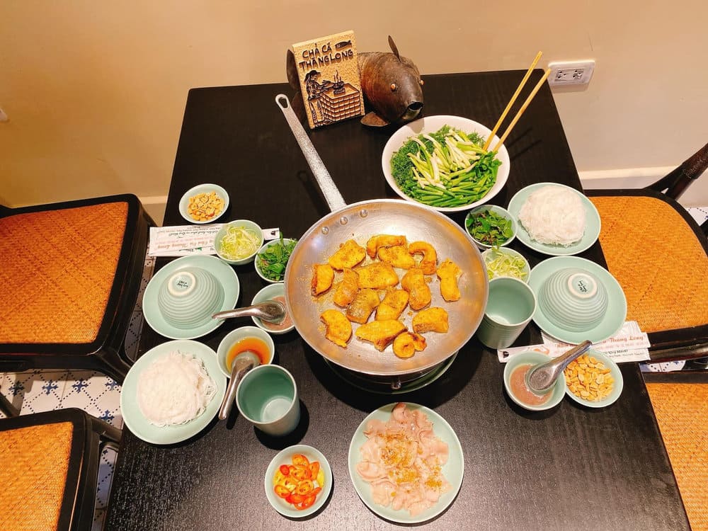 Điểm nổi bật của quán chính là chả cá được nấu tại bàn trên một chiếc chảo nóng (Nguồn: Chả cá Thăng Long)