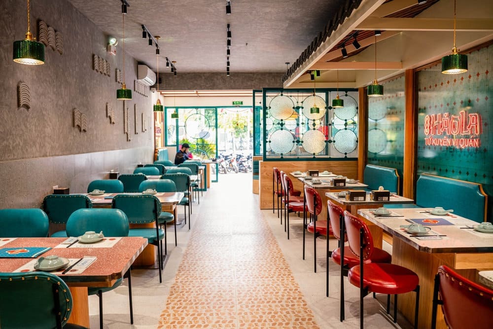 Hảo La là một nhà hàng Trung Hoa có phong cách trẻ trung, năng động, không gian rộng phù hợp với nhóm đông thực khách (Nguồn: HẢOLA - Tứ Xuyên Vị Quán)
