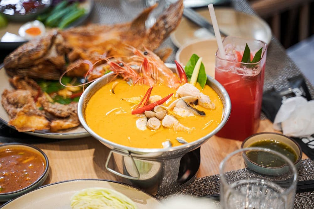 Hương vị món ăn tại đây mang đậm nét truyền thống của xứ sở Chùa Vàng, đem tới cho thực khách trải nghiệm bữa tối tốt nhất (Nguồn: Khrua Baan Thai)