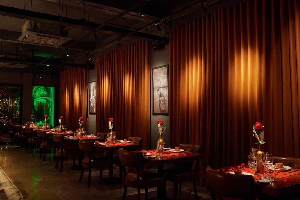 Không gian ấm cúng, thanh lịch của Rico Seafood & Grill trở thành điểm đến hoàn hảo cho bữa tối Hà Nội đáng nhớ (Nguồn: RICO Seafood & Grill)