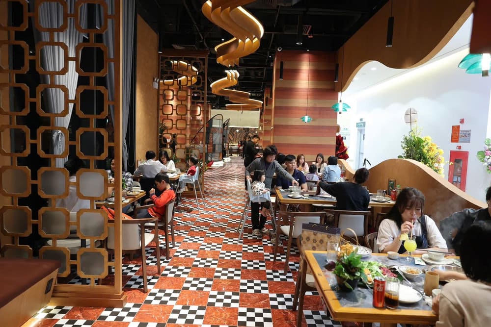 Không gian của các nhà hàng Bánh tráng Phú Cường được chăm chút từng chi tiết, tạo cảm giác thoải mái và ấm cúng (Nguồn: Bánh Tráng Phú Cường)