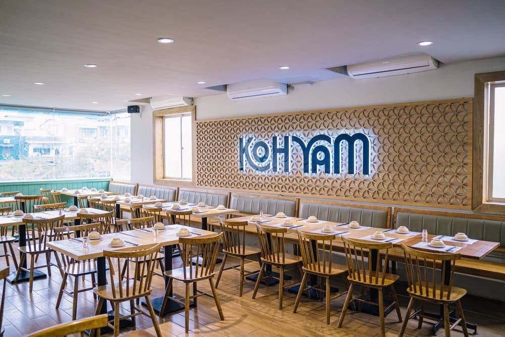 Không gian rộng rãi tại các cơ sở của Koh Yam có thể phục vụ các nhóm đông người trong không gian ấm cúng (Nguồn: Nhà hàng THAI KOH YAM)