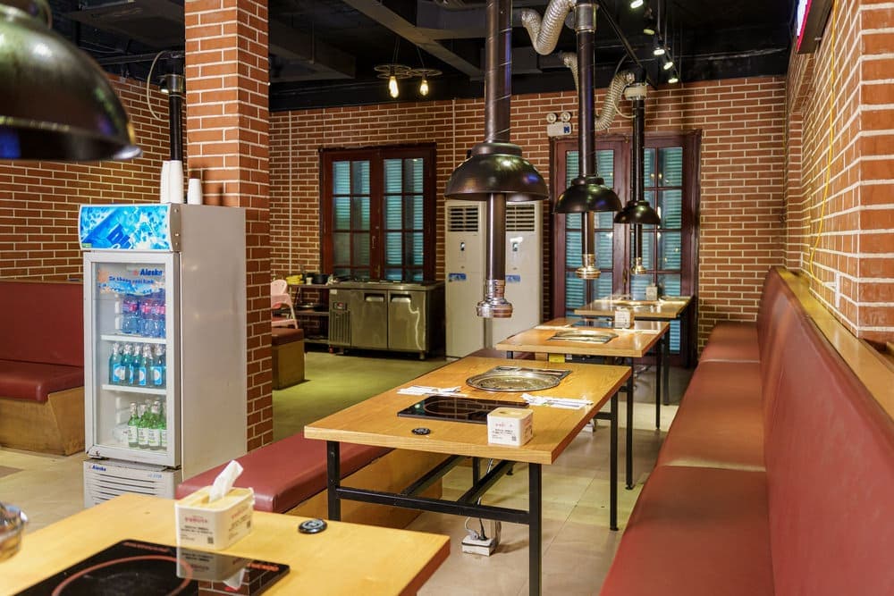 Không gian tại Yooksiri có 3 tầng rộng rãi, phù hợp cho cặp đôi hay nhóm đông người ăn tối (Nguồn: Yooksiri Mỹ Đình)