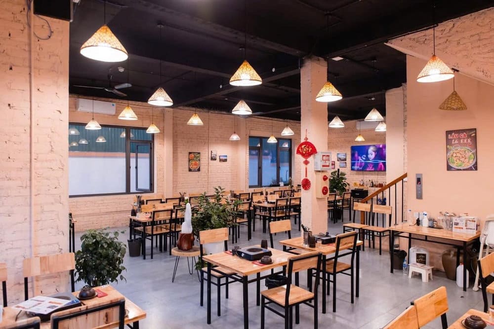 Lẩu gà lá é Thắng Béo có đến 10 chi nhánh khắp Hà Nội với nhiều không gian từ trong nhà đến ngoài trời đậm chất đường phố (Nguồn: Lẩu Gà Lá É É É Thắng Béo)