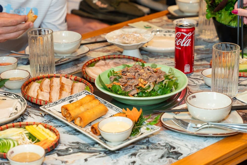 Menu quán đa dạng món, nổi bật với bánh tráng cuốn thịt lợn, các món chính gốc Bắc Bộ và miền Tây (Nguồn: Bánh Tráng Phú Cường)