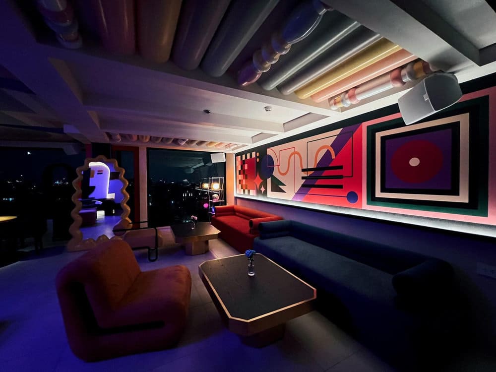 Touche lãng mạn với ánh đèn vàng cùng view kính nhìn ra thành phố vào buổi tối (Nguồn: Touché)