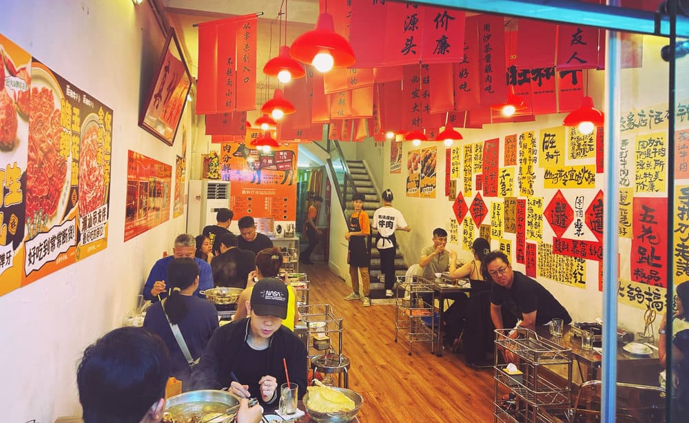 WangHeNiu có không gian 2 tầng thoáng đãng, nằm tại con phố sầm uất Tràng Tiền (Nguồn: Wangheniu 旺和牛)