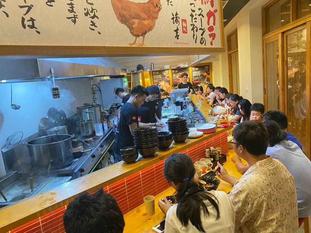 Yukichi Ramen mang hơi thở Nhật Bản vào từng chi tiết thiết kế không gian (Nguồn: Yukichi Ramen - 20 Nguyễn Hữu Huân)