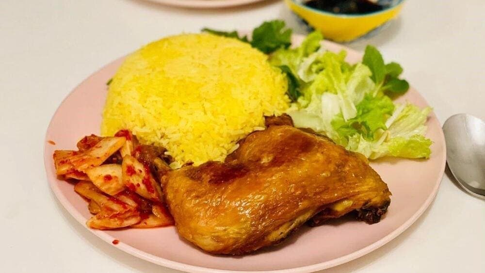 Cơm gà chiên xối mỡ với lớp da vàng rụm thơm ngon