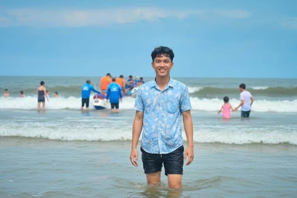 Tắm biển và vui chơi trên bãi cát .