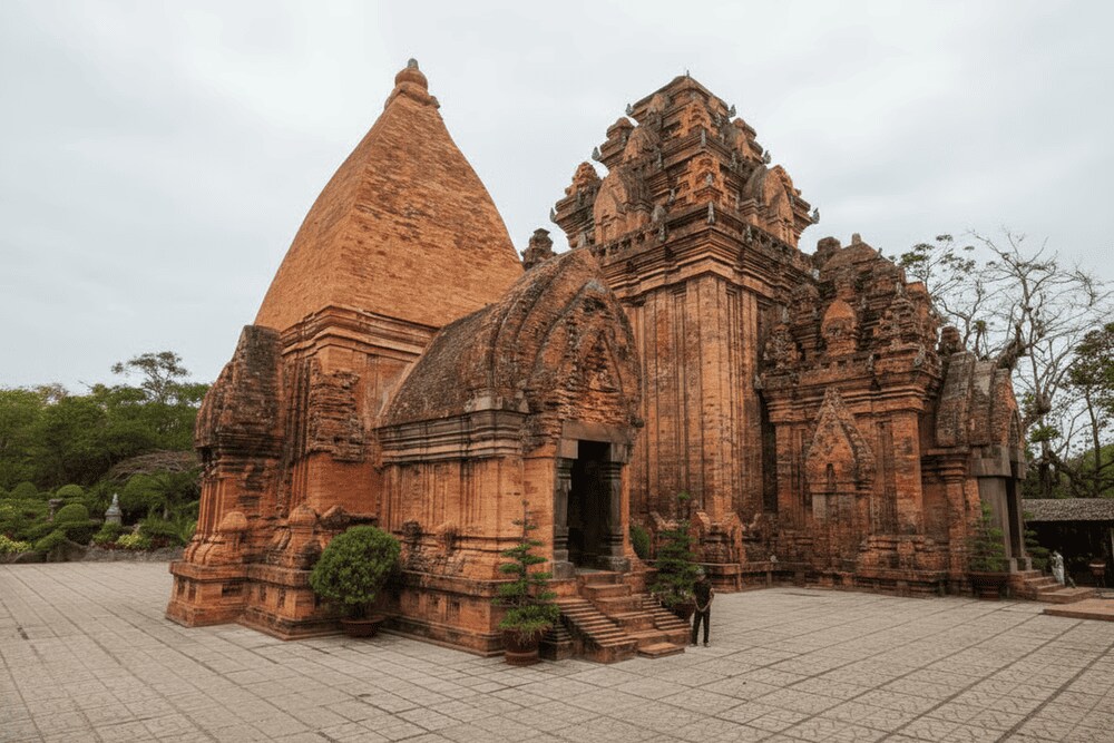 Tháp Chăm Po Sah Inư là điểm đến được nhiều du khách lựa chọn kết hợp tham quan trong ngày