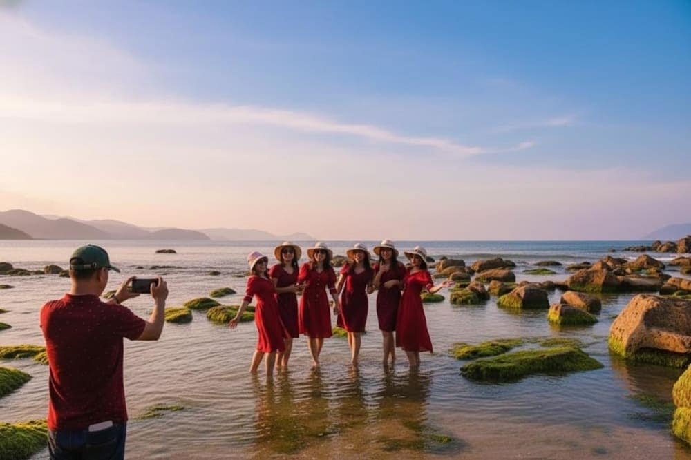 Chụp ảnh lưu lại những bức hình đẹp tại bãi biển Nam Ô.