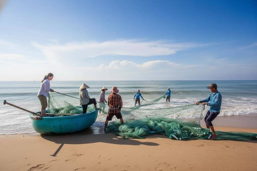 Du khách đến đây có thể trải nghiệm cuộc sống ngư dân ở làng chài Nam Ô.