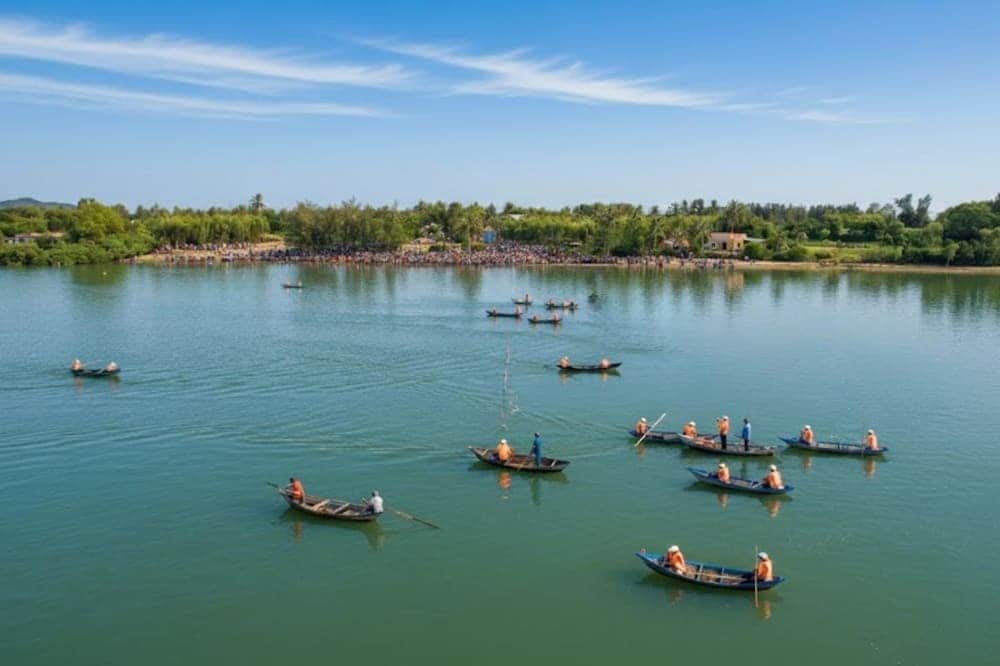 Khung cảnh đầm An Khê với nước lặng sóng, bao quanh bởi núi và rừng, tạo nên không gian thư giãn tuyệt vời