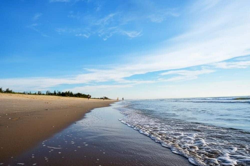 Tắm biển tại Thuận An là trải nghiệm thư giãn trong làn nước trong lành giữa vẻ đẹp yên bình của miền Trung