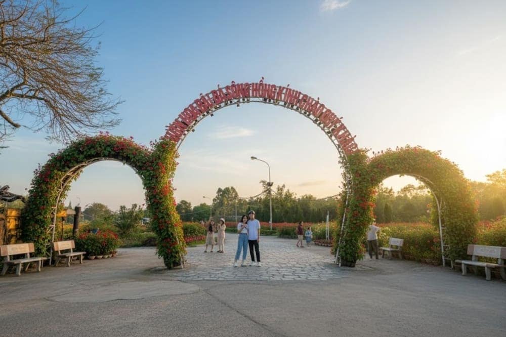 Bãi đá Sông Hồng nằm ở gần trung tâm nên rất tiện khám phá