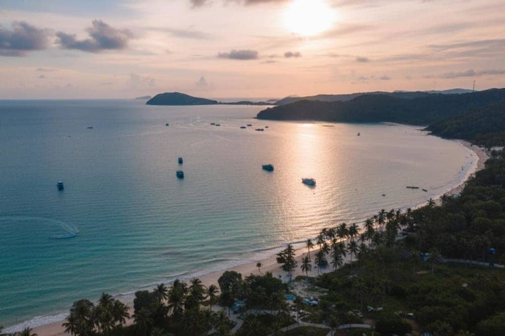 Bài Dài được bao quanh bởi rặng dừa xanh mát