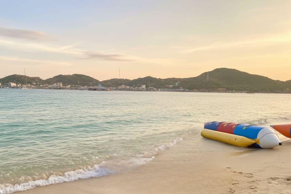 Bãi Kinh có nhiều dịch vụ vui chơi