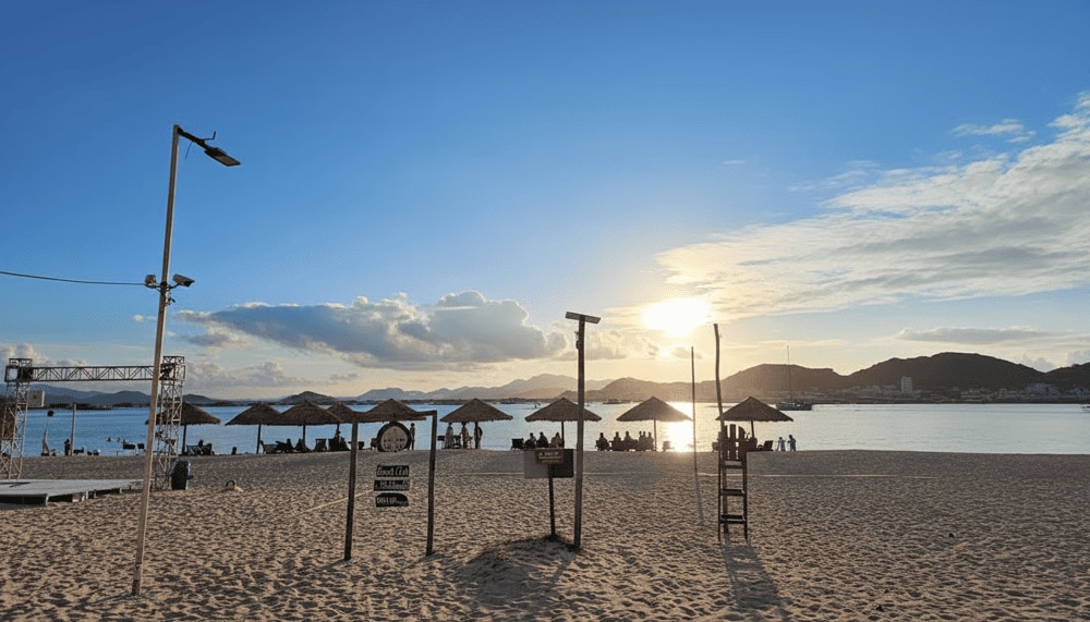 Dịch vụ ghế tắm, phao bơi đều có đầy đủ ở bãi Kinh