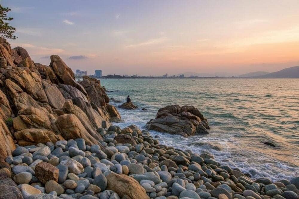 Điểm đến nổi bật nằm trong khu du lịch Ghềnh Ráng, cách trung tâm khoảng 3km.