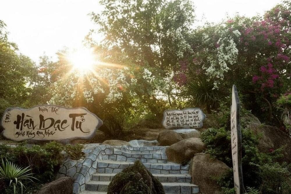 Không gian thơ ca lặng lẽ gắn liền với cuộc đời thi sĩ Hàn Mặc Tử .