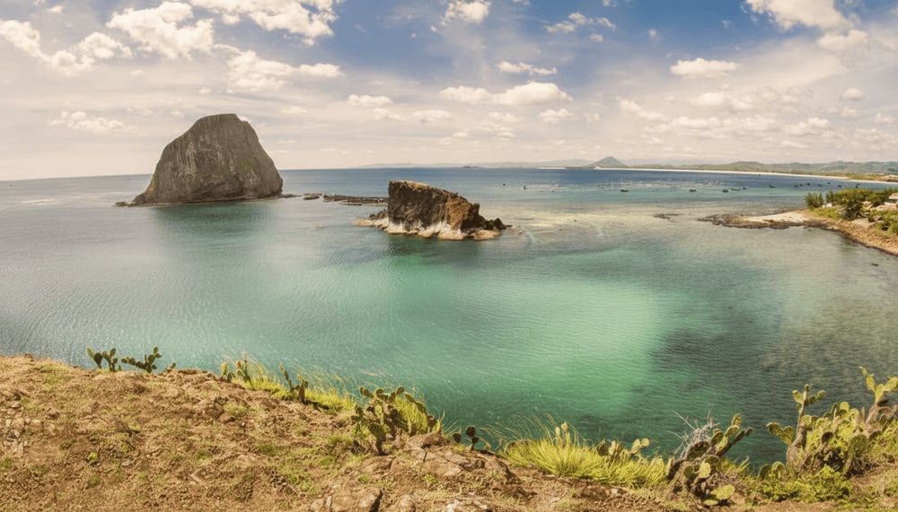 Hòn Yến có những rạn san hô lộ thiên và vách đá sát biển mang lại góc nhìn đẹp mê ly