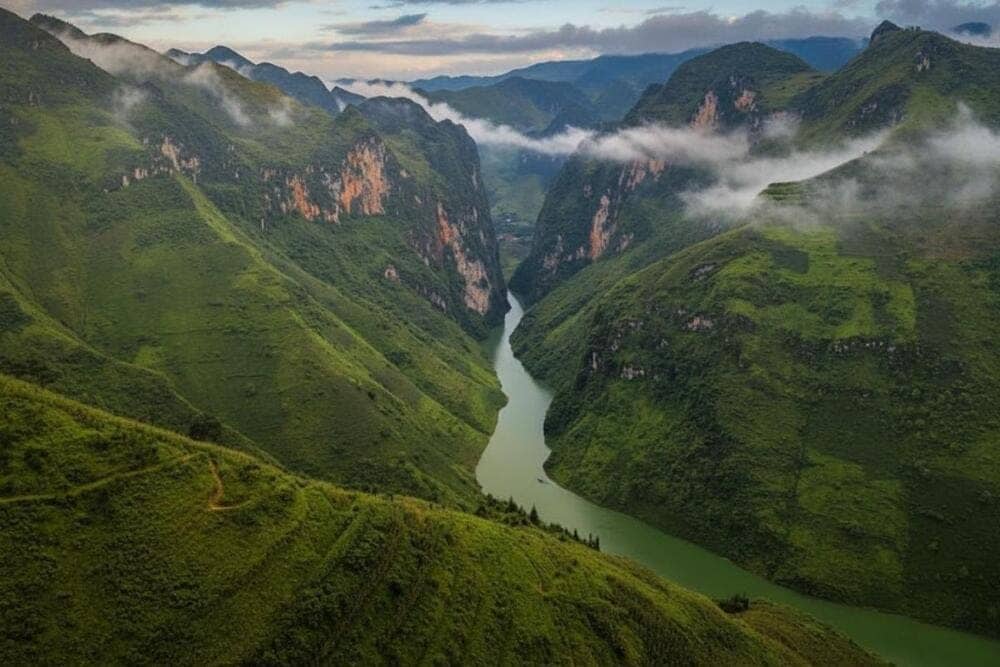 Hà Giang là điểm đến du lịch nổi tiếng với khung cảnh thiên nhiên hùng vĩ.