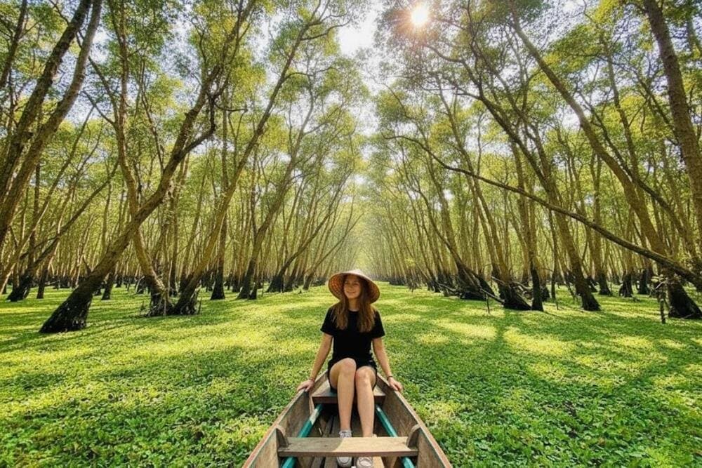 Hòa mình cùng thiên nhiên đầy thanh bình tại rừng tràm Trà Sư.