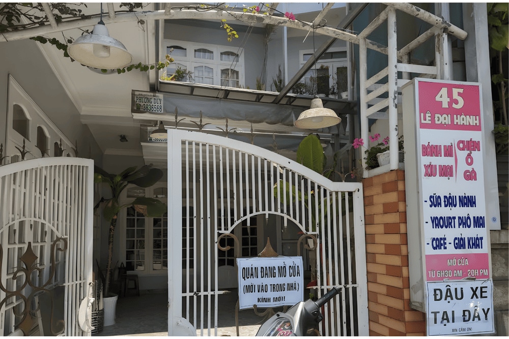 Không gian quán trong hẻm nhỏ nhưng khá rộng rãi và thoáng mát (Nguồn: Tien Dat Le - Google Map)