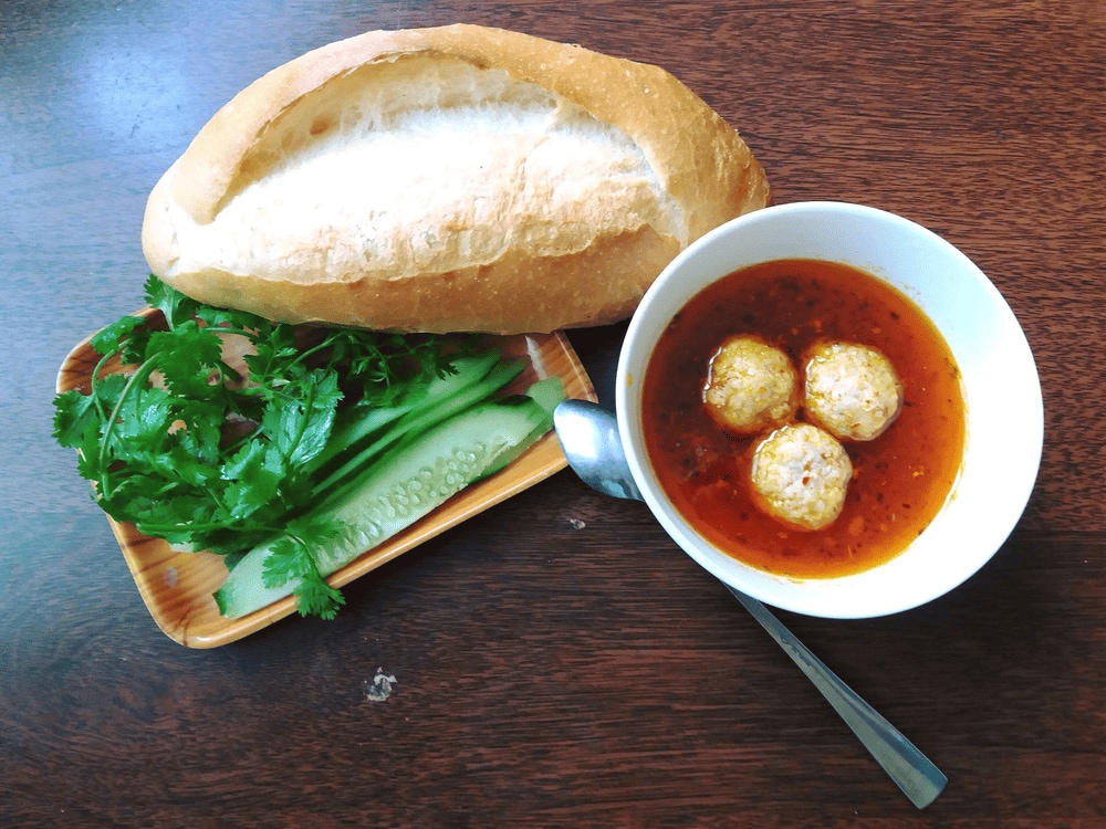 Một phần ăn trình bày đơn giản nhưng mang đậm hương vị địa phương (Nguồn: Fanpage Bánh Mì Xíu Mại BÀ NĂM Đà Lạt)