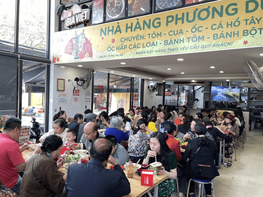 Không gian quán bánh tôm Phương Dung (Nguồn: Bánh tôm Phương Dung - 31 Phủ Tây Hồ)