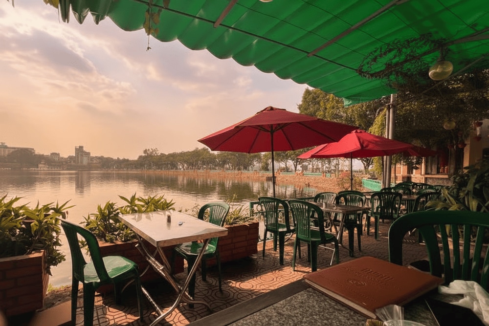 Quán bánh tôm đường Thanh Niên có view hồ Trúc Bạch thoáng đáng