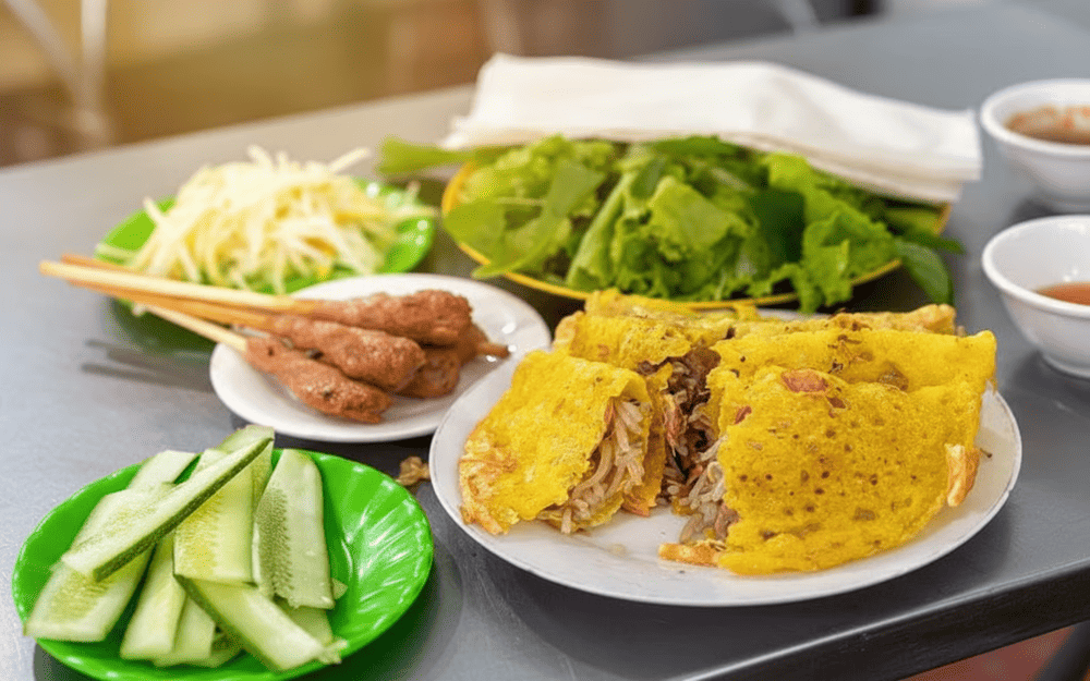 Bánh xèo giòn rụm kết hợp với nhân tôm thịt đậm đà