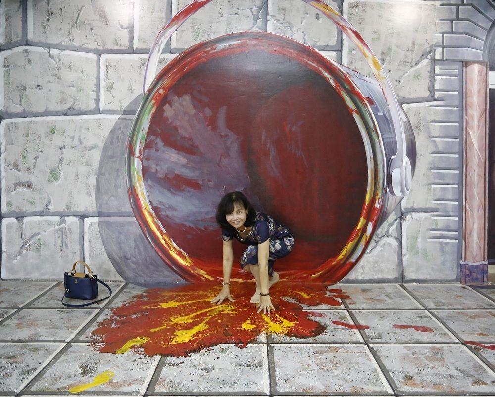 Với không gian này, bạn sẽ cảm thấy như đang bước vào một thế giới nơi mọi vật đều có thể thay đổi hình dạng và kích thước chỉ qua một góc nhìn khác