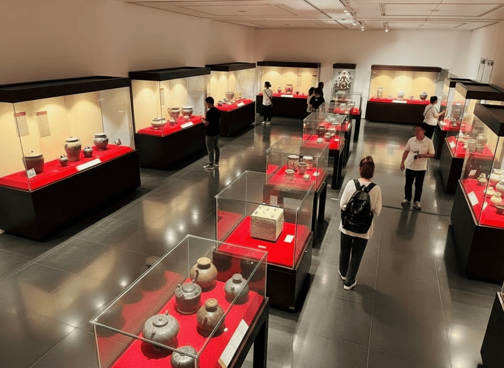 Du khách chú ý không chạm tay vào hiện vật khi tham quan