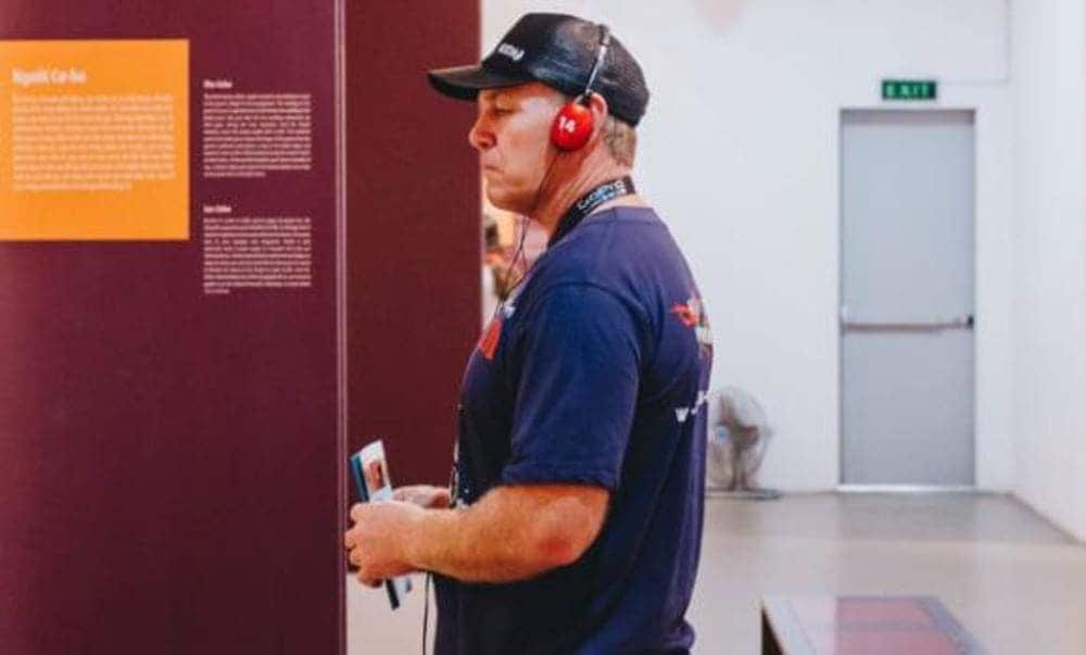 Hệ thống thuyết minh tự động đa ngôn ngữ tại bảo tàng mang đến trải nghiệm tham quan sống động và kết nối cảm xúc sâu sắc với từng hiện vật, hình ảnh trưng bày (Nguồn: baotangphunu.org.vn)